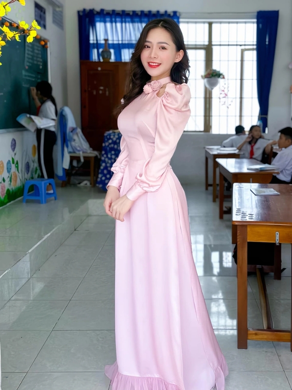 Hot girl áo dài hồng trong lớp học