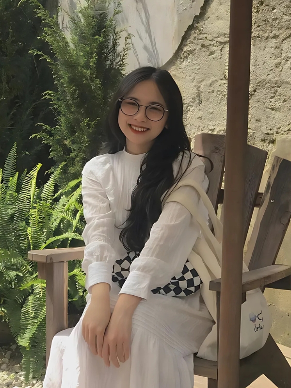 Hot girl kính cận ngồi góc ban công