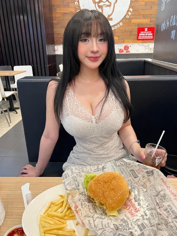 Hot girl tóc mái ngắn ăn hamburger