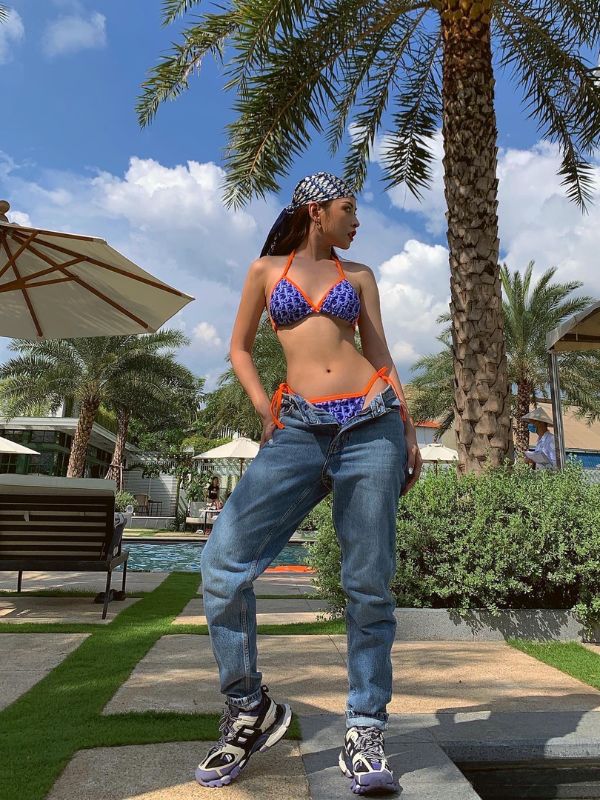 Trang phục khoe dáng, cực kỳ cuốn hút.