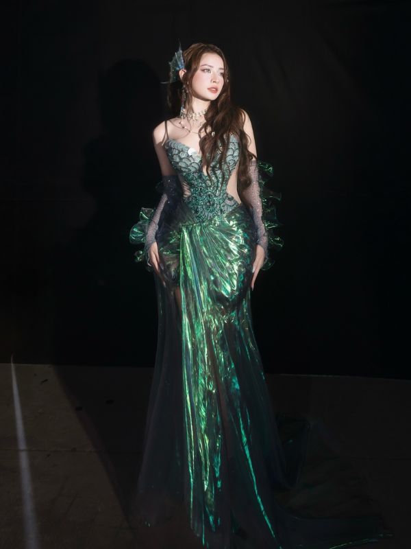Váy dạ hội lộng lẫy đầy sang trọng.