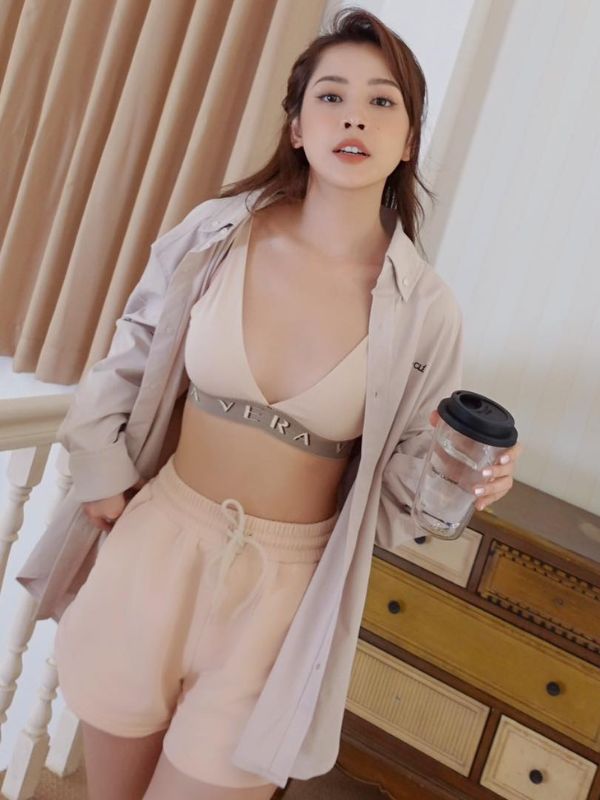 Gương mặt quyến rũ trong khoảnh khắc đời thường.