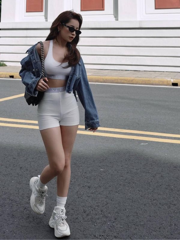 Outfit trắng nổi bật giữa nắng vàng.