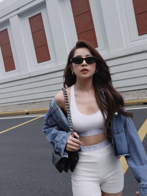 Cá tính nổi bật với áo khoác denim.