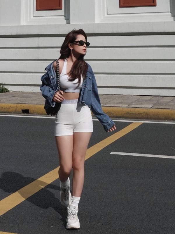 Street style năng động, tự tin sải bước.