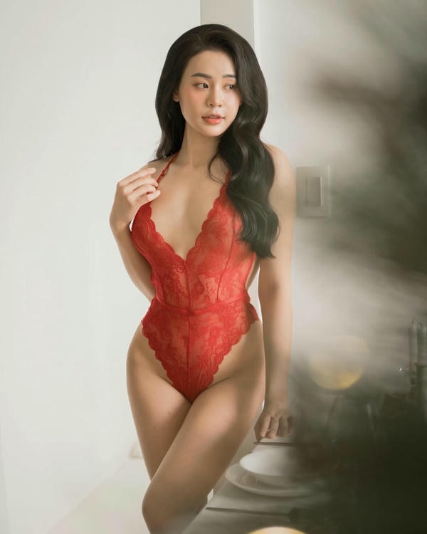 hot girl gym nội y đỏ khoe vòng eo nhỏ