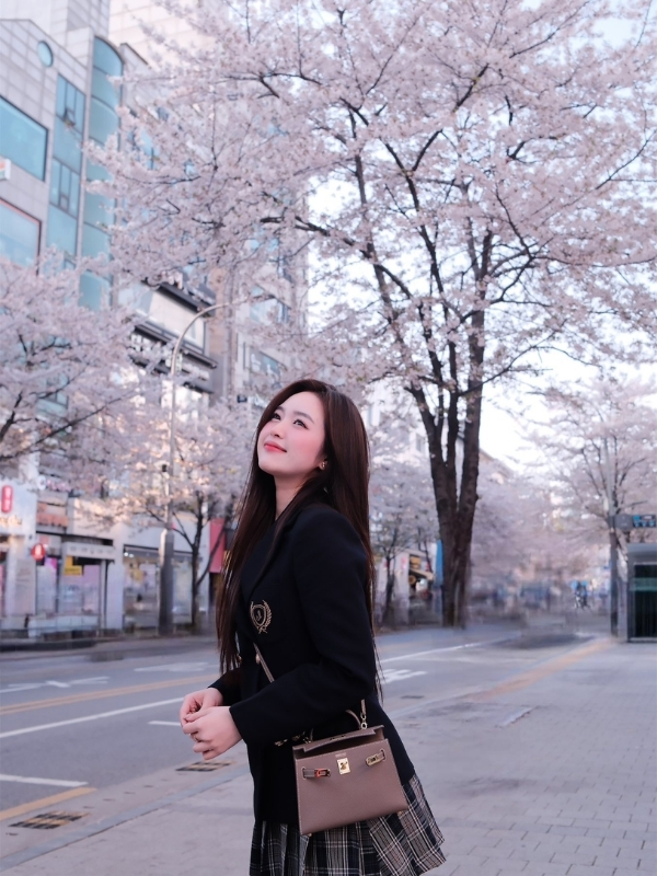 Hot girl Lê Phương Anh bên phố hoa