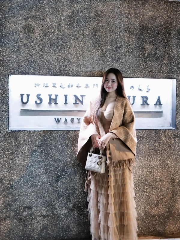 Đứng trước bảng hiệu như ngôi sao