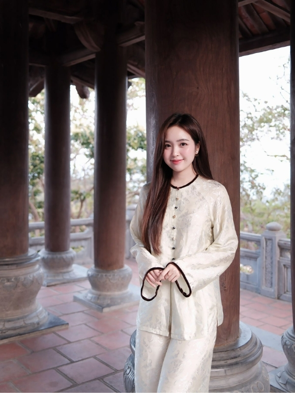 Thướt tha áo dài dưới mái chùa cổ