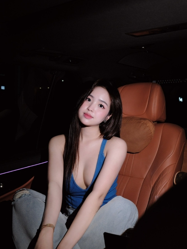 Ánh nhìn gợi cảm của Lê Phương Anh