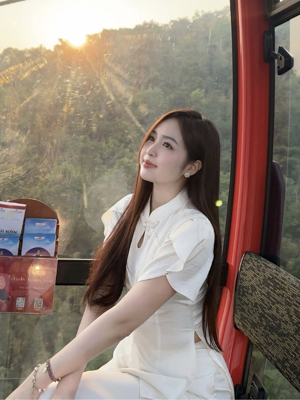 Gương mặt thả hồn qua ô cửa nhỏ