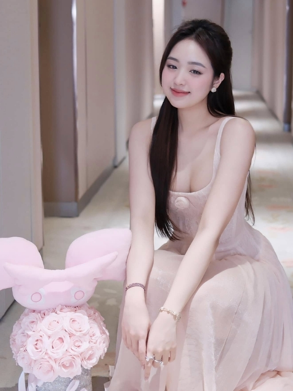 Váy hồng pastel nhẹ nhàng tinh khôi