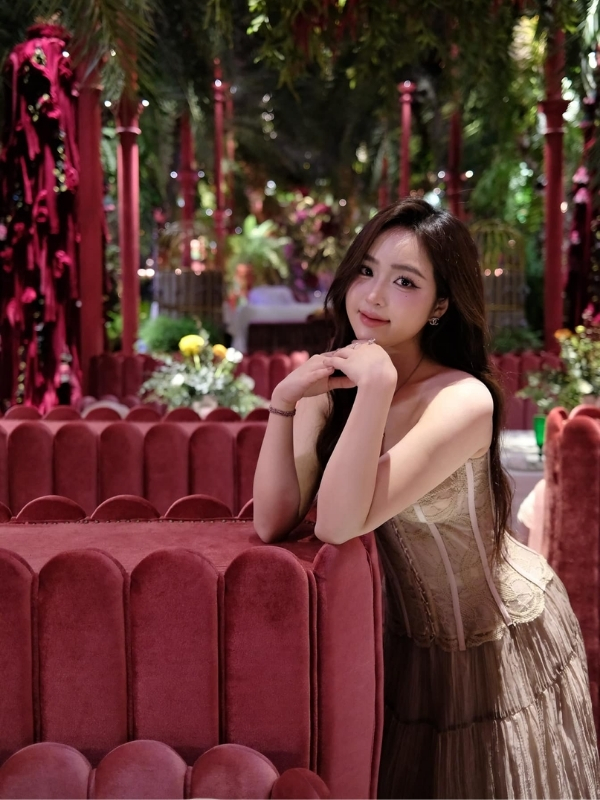 Dáng ngồi e ấp giữa khung trời đỏ