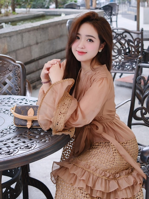 Cà phê vỉa hè cùng ánh nắng nhẹ