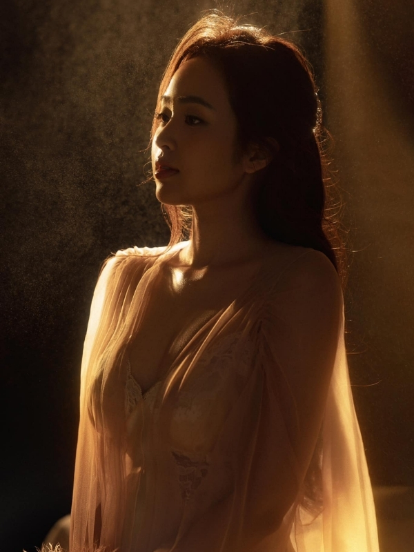 Gương mặt trong ánh sáng vàng mơ