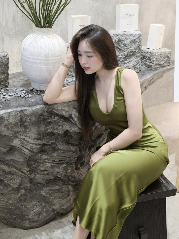 Dịu dàng trong chiếc váy xanh rêu