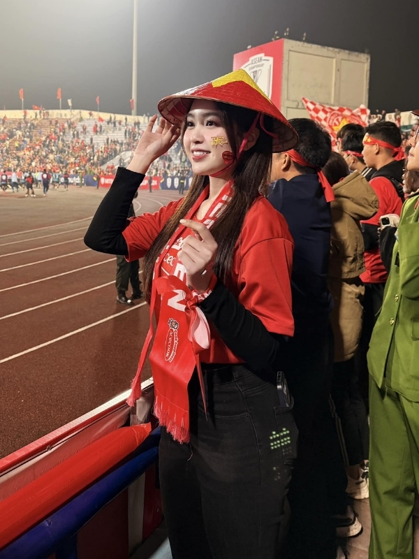 Nổi bật trên khán đài cùng lá cờ đỏ