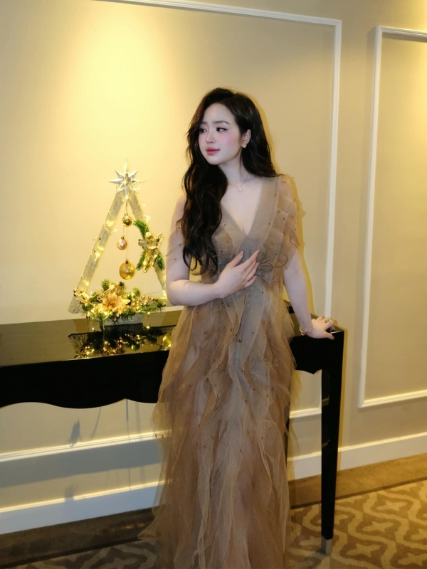 Đón Giáng Sinh với váy ánh kim