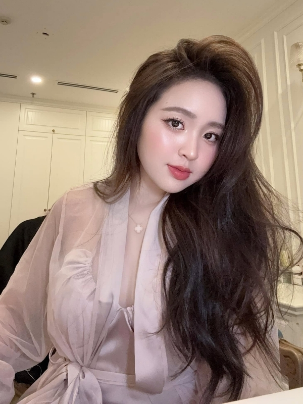 Tóc rối và ánh nhìn mê hoặc