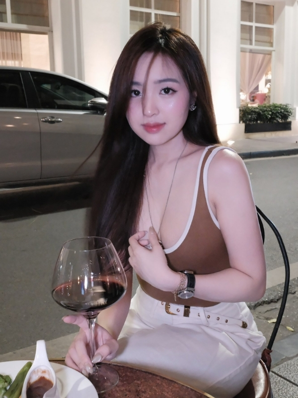 Ly vang đỏ và ánh mắt ngọt ngào