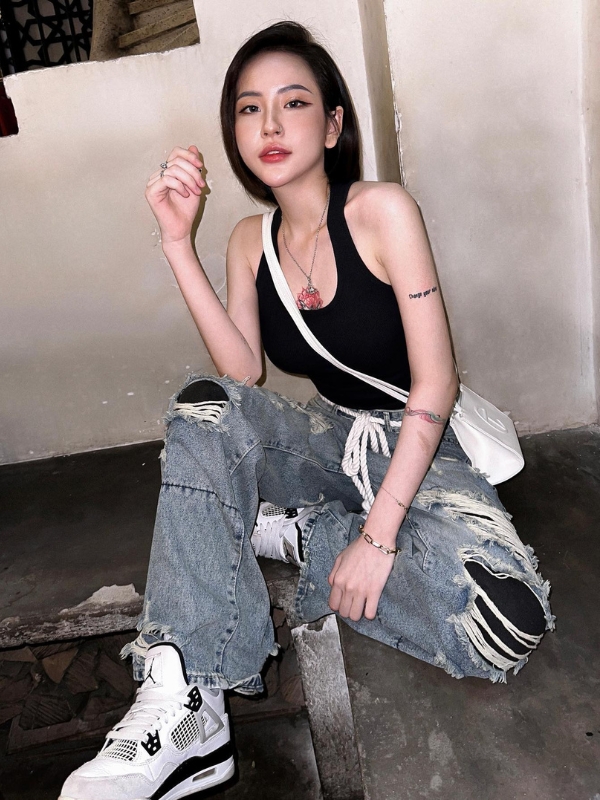 Phong cách cá tính với áo croptop đen.