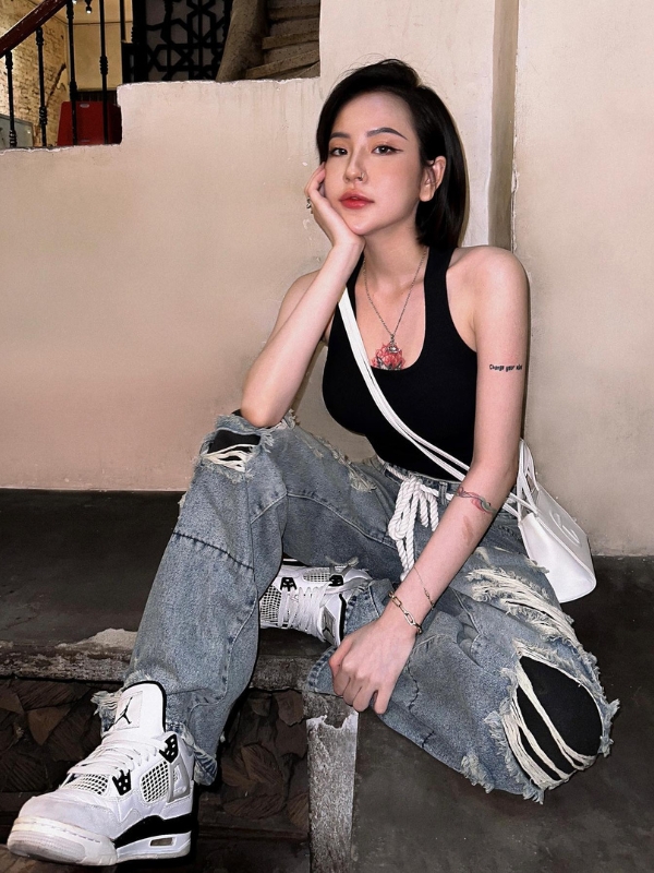 Gương mặt sắc sảo, ánh nhìn đầy sức hút.