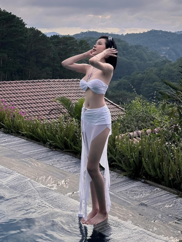 Dáng đứng tự tin, thần thái gợi cảm nổi bật.