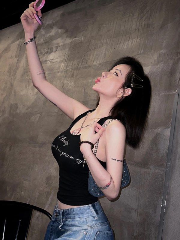 Croptop đen, thần thái cuốn hút đầy cá tính.