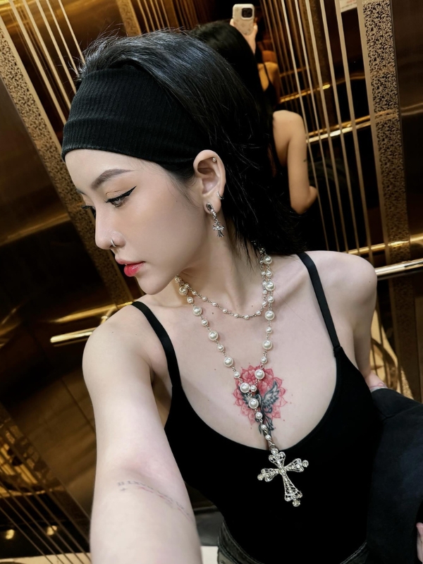 Nét kiêu sa, ánh mắt bí ẩn cuốn hút.