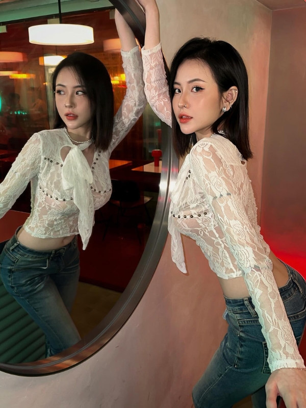 Soi gương kiêu sa, dáng đứng đầy tự tin.