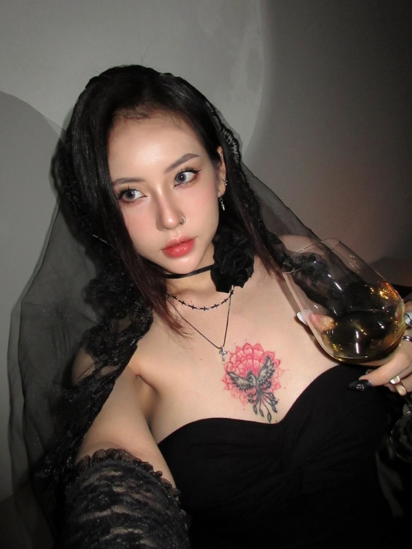 Vẻ đẹp bí ẩn trong bộ váy đen gợi cảm.