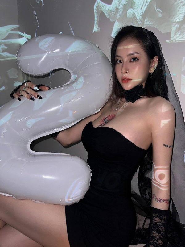 Váy đen ôm dáng, khí chất rạng ngời.