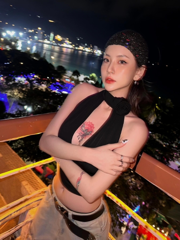 Tự tin khoe cá tính, phong cách hiện đại.