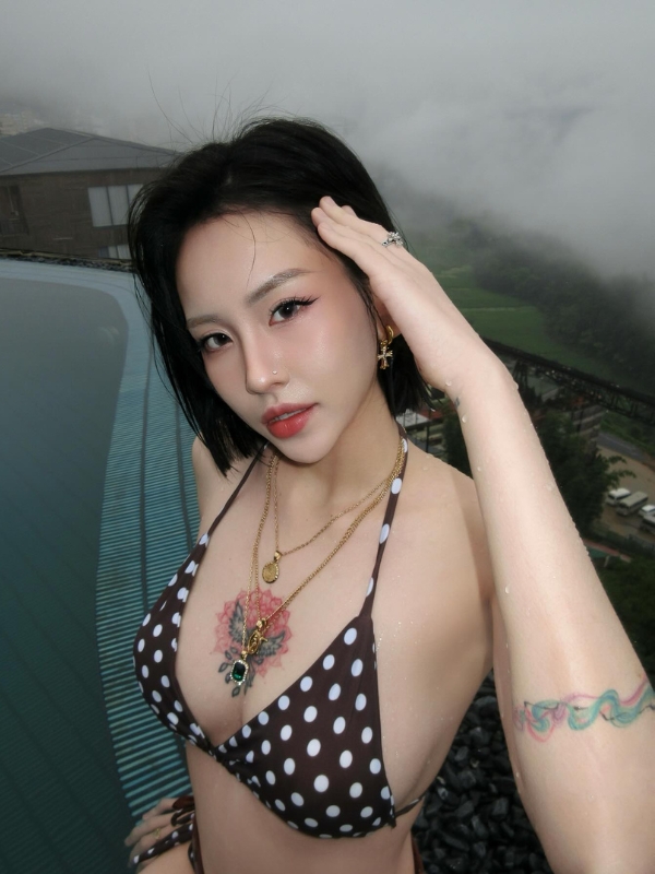 Nét mặt kiêu kỳ, đường cong nóng bỏng.