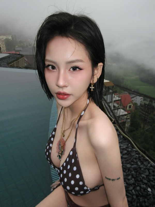 Bikini chấm bi, ánh mắt trong veo hút hồn.