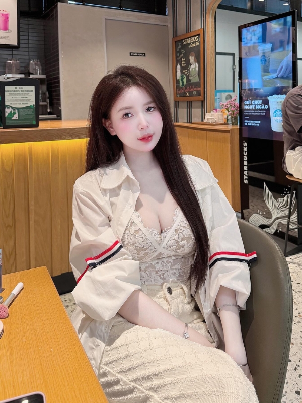 Hot girl Trang Phạm Nabi tươi trẻ với phong cách giản dị.