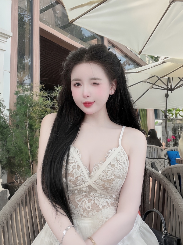 Gương mặt khả ái, ánh nhìn hút hồn.