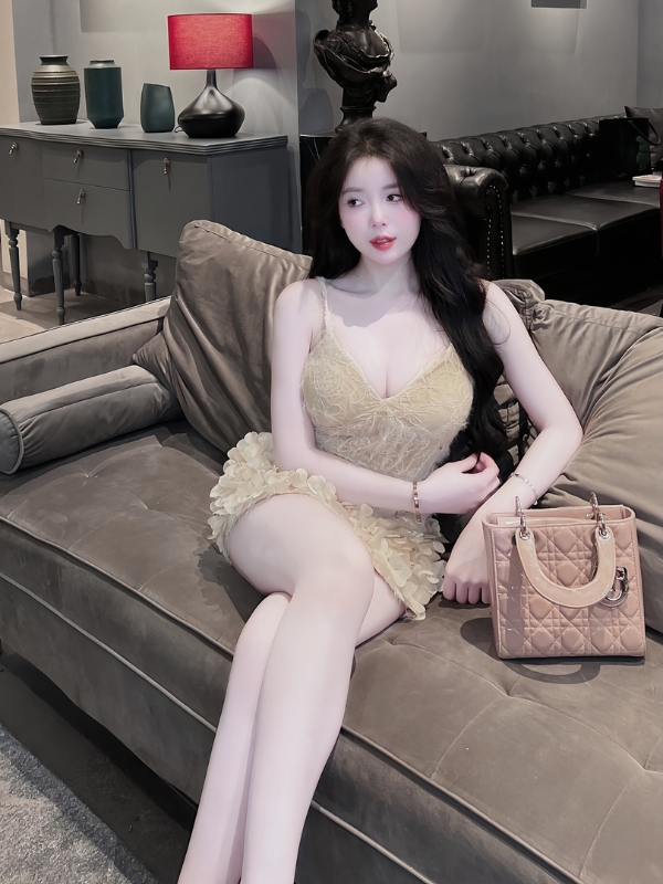 Trang Phạm Nabi nổi bật trong chiếc váy vàng quyến rũ.