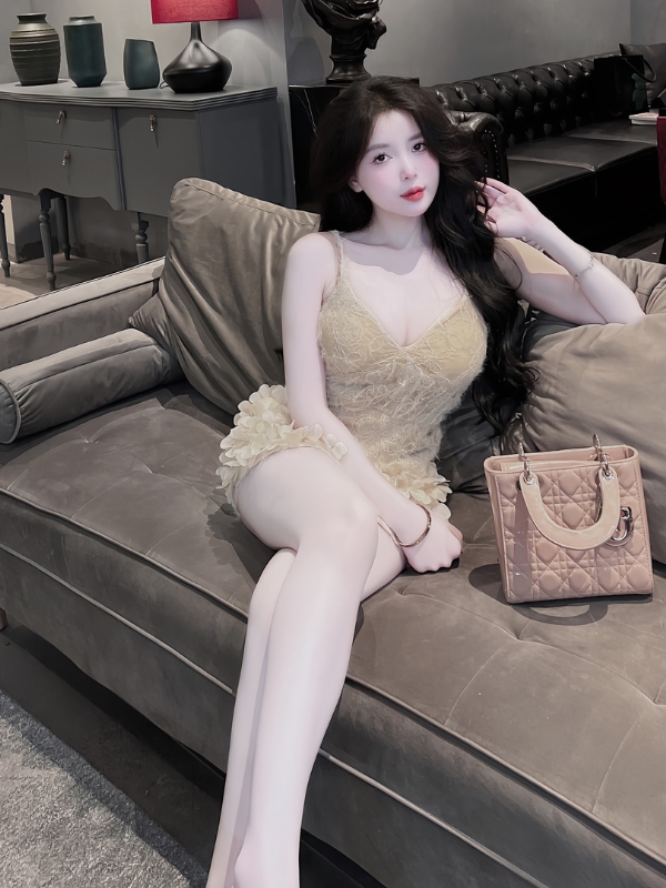 Hot girl duyên dáng trong bộ váy thanh lịch.
