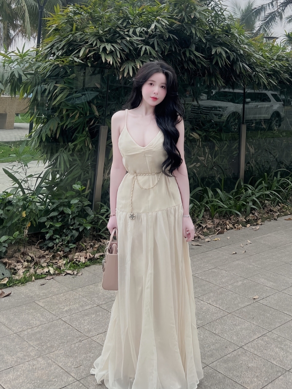 Hot girl Trang Phạm Nabi dịu dàng trong váy dài.