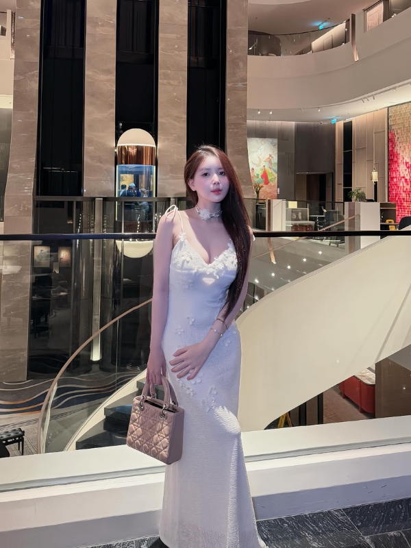 Hot girl Trang Phạm Nabi khoe dáng thanh lịch.