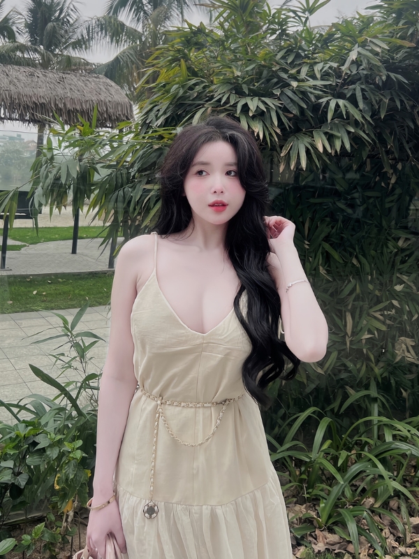 Vẻ đẹp nữ tính giữa không gian xanh mát.