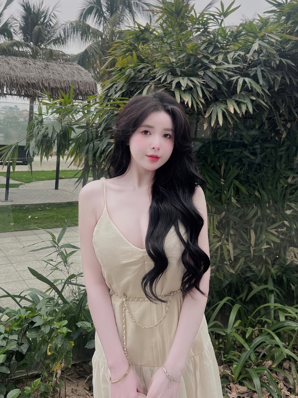 Hot girl Trang Phạm Nabi cuốn hút với mái tóc dài.