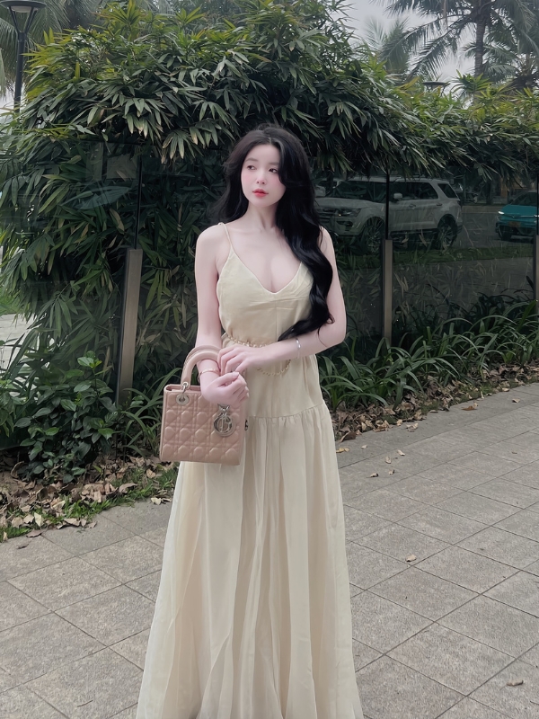 Hot girl Trang Phạm Nabi tự tin trong váy trắng.