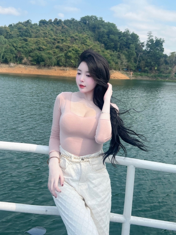 Hot girl Trang Phạm Nabi khoe dáng đầy cuốn hút.