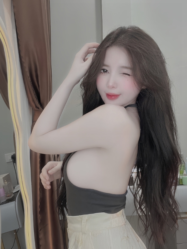 Vẻ đẹp tự nhiên của Trang Phạm Nabi trong ánh nắng.