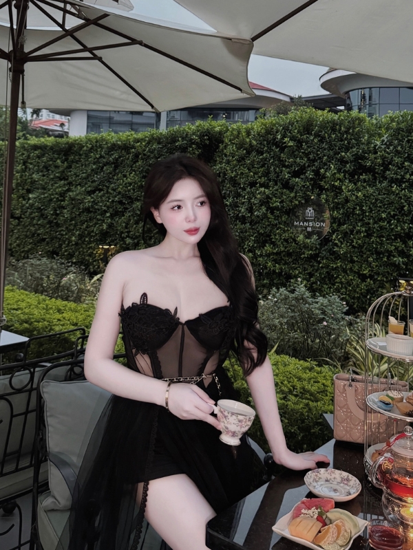 Hot girl Trang Phạm Nabi sang chảnh trong quán cafe.