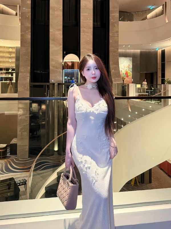 Nụ cười cuốn hút trong chiếc váy trắng nổi bật.