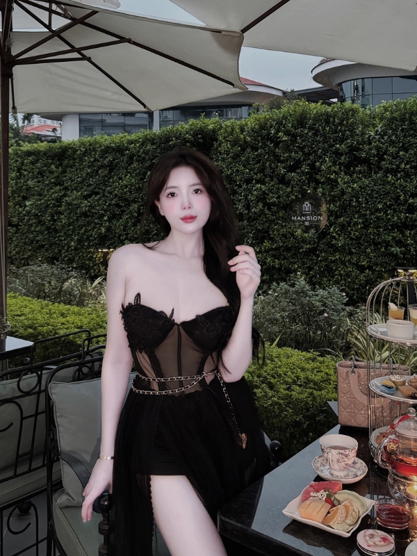 Trang Phạm Nabi trẻ trung, gợi cảm với váy đen.
