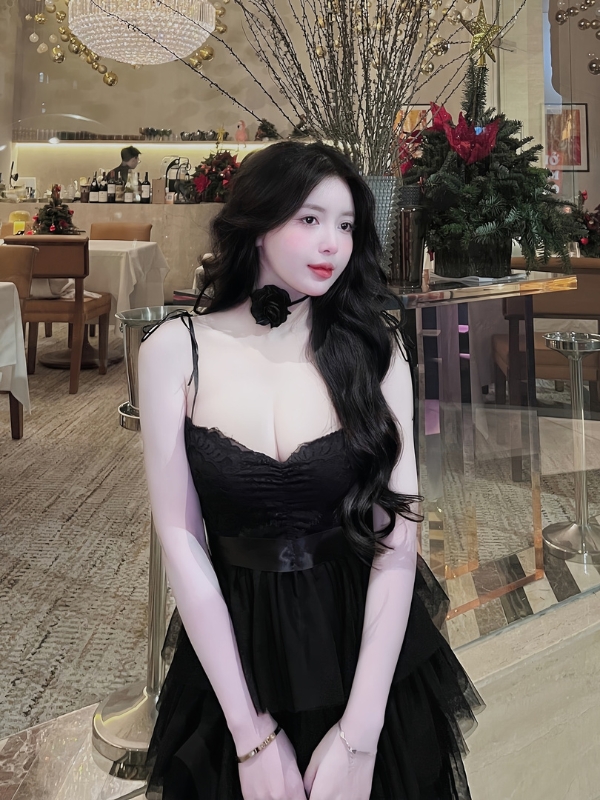 Hot girl nổi bật với gu thời trang thời thượng.